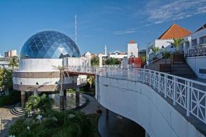 a bridge over a river in a city with buildings at Localização Perfeita, Hotel, Completo, Limp.Diária in Fortaleza