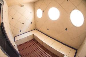 ein leerer Raum mit drei Fenstern an der Decke in der Unterkunft Localização Perfeita, Hotel, Completo, Limp.Diária in Fortaleza