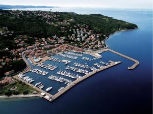 een luchtzicht op een haven met boten in het water bij Hotel San Rocco in Muggia