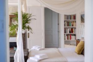 1 dormitorio con 1 cama blanca con dosel en Chambre d’hôtes au Château Le Bas Bleu, Anaïs Nin, en Quesnoy-le-Montant