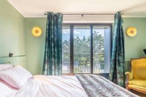una camera con letto e finestra di Somptueuse Villa Familiale Proche Port de Vannes a Vannes
