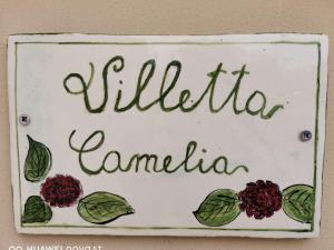 Un signe qui dit milillienna avec des fleurs sur lui dans l'établissement Villetta Camelia, à Guamo