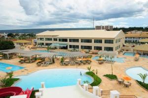 een groot resort met een groot zwembad en een gebouw bij Ap Completo Parq. Aquát. Incrível Grátis in Caldas Novas