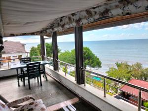 Unye的住宿－KUMSAL OTEL，阳台配有桌子,享有海景。