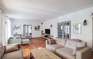 een woonkamer met een bank en een tafel bij Villamombetti in Montauroux