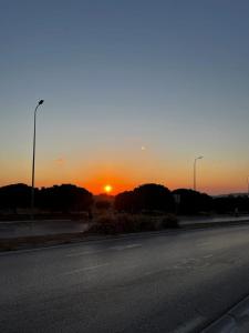 シディ・ブ・サイドにあるLa maisonnetteの夕日を背景に空き道