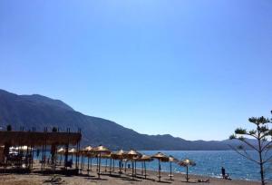 a beach with umbrellas and a body of water at THSTUDIOS Its the best in Faraí
