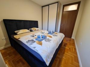 - une chambre dotée d'un grand lit avec des bougies bleues dans l'établissement AGERA Apartments, à Banja Luka