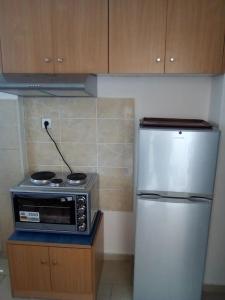 a kitchen with a microwave and a refrigerator at THSTUDIOS Its the best in Faraí