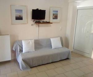 a living room with a couch and a tv at THSTUDIOS Its the best in Faraí