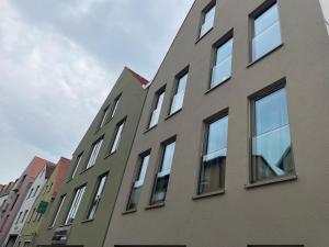 um edifício com muitas janelas do lado em Stadthotel Neumarkt Mitte em Neumarkt in der Oberpfalz