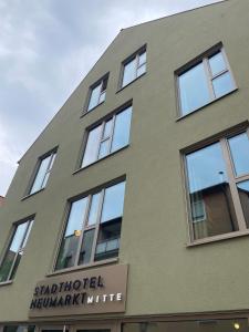 a building with windows on the side of it at Stadthotel Neumarkt Mitte in Neumarkt in der Oberpfalz