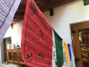 un drapeau suspendu sur une corde à vêtements avec drapeaux dans l'établissement La Buca delle Fate, à Pievepelago