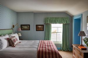 um quarto com uma cama e uma janela em The Bear Inn, Hodnet em Market Drayton