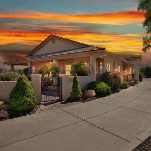 una casa con una puesta de sol en el fondo en Prescott Luxury Home near Golf Course and Airport home, en Prescott Valley