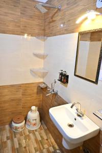 bagno con lavandino e specchio di K & K Hotel a Jabalpur