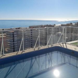 un balcón de un edificio con vistas al océano en Lopimar Playa, en Canet de Berenguer