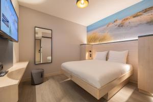 Postel nebo postele na pokoji v ubytování Fox Hotel The Hague Scheveningen
