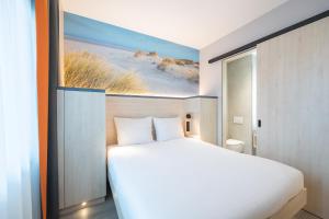 Postel nebo postele na pokoji v ubytování Fox Hotel The Hague Scheveningen
