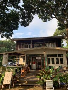 ein großes Haus mit einer Veranda und einer Terrasse in der Unterkunft Yor Song Hostel Pai in Kampong Huaibū