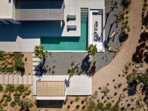 een uitzicht op een huis met een zwembad bij Villa Rojo in Santa Maria