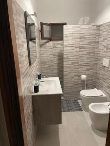 een badkamer met een wastafel en een toilet bij Girasole in Trepuzzi
