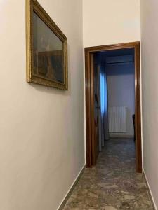 un pasillo con una foto colgada en una pared en Girasole, en Trepuzzi