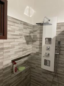 een badkamer met een douche en een groen toilet bij Girasole in Trepuzzi