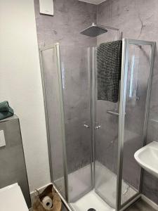 prysznic ze szklanymi drzwiami w łazience w obiekcie Ferienwohnung Marli w mieście Marburg