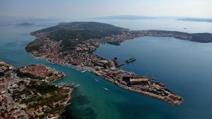 eine Luftansicht einer kleinen Insel in einem Wasserkörper in der Unterkunft Apartments Vukman in Trogir