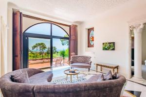un soggiorno con un divano e una grande finestra di Estoril Royal Atlantic Villa with Ocean View a Estoril
