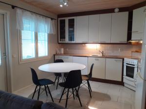 une cuisine avec une table et des chaises dans l'établissement Apartment Vuokatin Taika 2, à Vuokatti