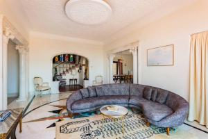 - un salon avec un grand canapé en cuir dans l'établissement Estoril Royal Atlantic Villa with Ocean View, à Estoril