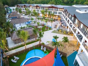 una vista aerea di un resort con piscina e parco giochi di Ocean's Creek Beach Hotel a Balaclava
