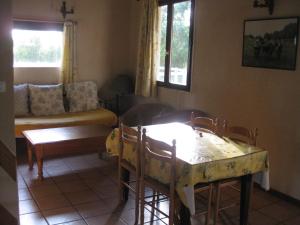 ein Wohnzimmer mit einem Tisch und einem Sofa in der Unterkunft Gîte Mas des cabanes in Aimargues