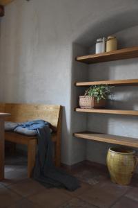 une chambre avec un banc et des étagères avec une plante dans l'établissement Mlatevna, à Šakvice
