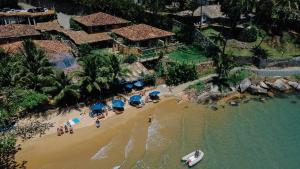 eine Luftansicht auf einen Strand mit Sonnenschirmen in der Unterkunft Casa Salga in Ilhabela