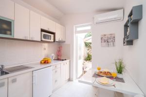 Kuchyň nebo kuchyňský kout v ubytování Apartment Santa
