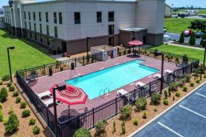 an overhead view of a swimming pool at a hotel at Hampton Inn Blytheville in Blytheville