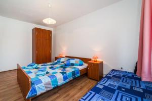 ein Schlafzimmer mit 2 Betten und einem Tisch mit 2 Lampen in der Unterkunft Apartment Nadja Nin 531 in Nin