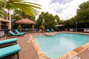 uma grande piscina com espreguiçadeiras e mesas azuis em Hampton Inn Columbia I-26/Harbison Blvd em Columbia