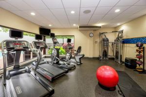 Hampton Inn Columbia I-26/Harbison Blvd的健身中心和/或健身设施