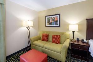 Hampton Inn Columbia I-26/Harbison Blvd的休息区