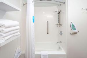 Hampton Inn Columbia I-26/Harbison Blvd的一间浴室