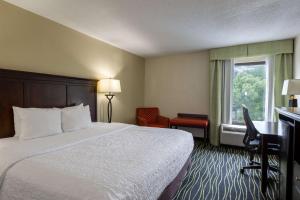 Hampton Inn Columbia I-26/Harbison Blvd客房内的一张或多张床位