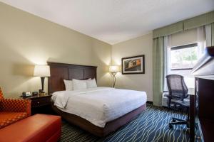 Hampton Inn Columbia I-26/Harbison Blvd客房内的一张或多张床位