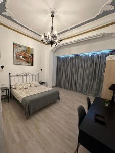 Schlafzimmer mit einem Bett und einem Kronleuchter in der Unterkunft Flats Puente Ademuz Apartamento de 3 habitaciones in Valencia