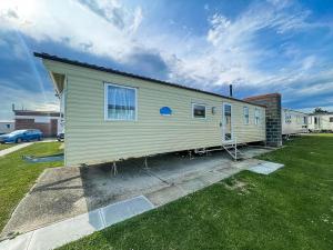 a mobile home is parked in a yard at 6 Berth Staycation Caravan Nearby Clacton-on-sea In Essex Ref 26254e in Clacton-on-Sea