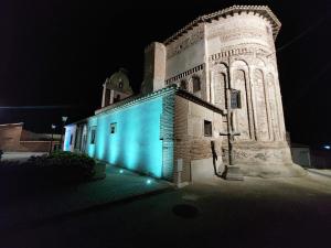 un bâtiment avec des lumières bleues allumées la nuit dans l'établissement Mallona, 