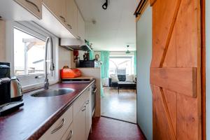 una cucina con lavandino e piano di lavoro di The Happy Hippy a Zandvoort